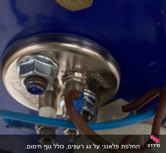 חלקים של דוד שמש עם חיבורים חשמליים וצינורות